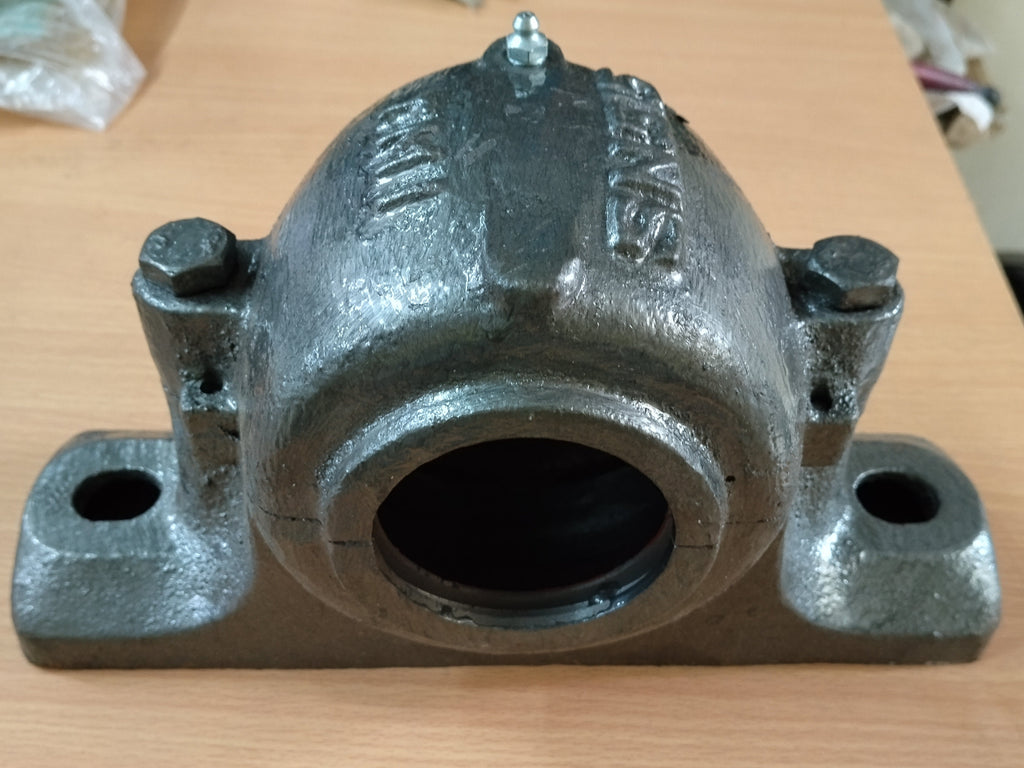 A CAST IRON SN 515 PLUMMER BLOCK