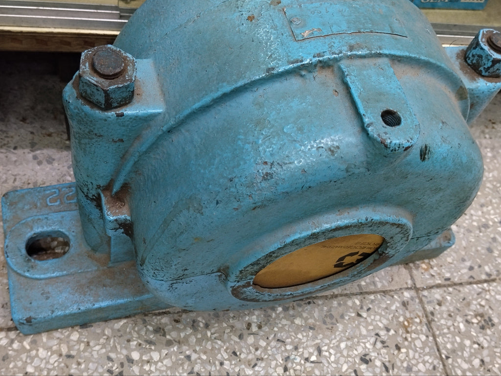 A heavy-duty industrial metal housing PLUMMER BLOCK SN 622